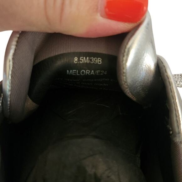 NIB Karl Lagerfeld Women's Melora Lace-Up Sneaker Silver 8.5M - Picture 7 of 7